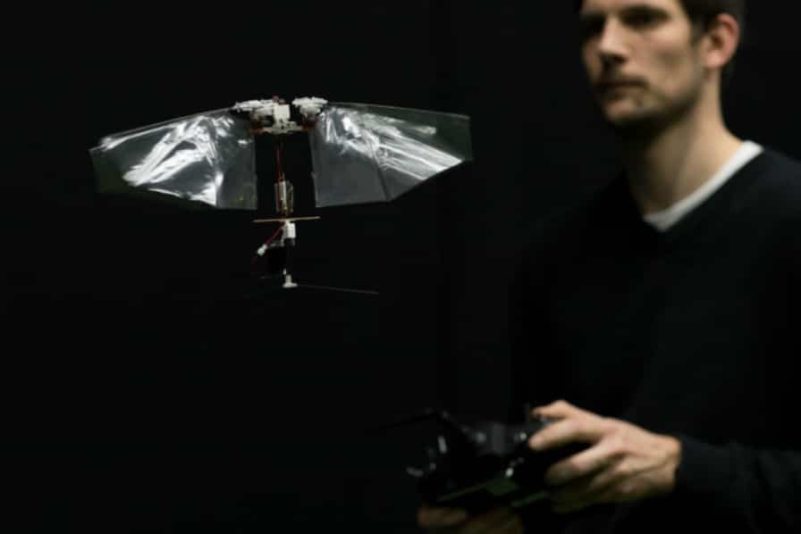 [Vidéo] Inspiré d’un insecte, ce robot sait voler de ses propres ailes