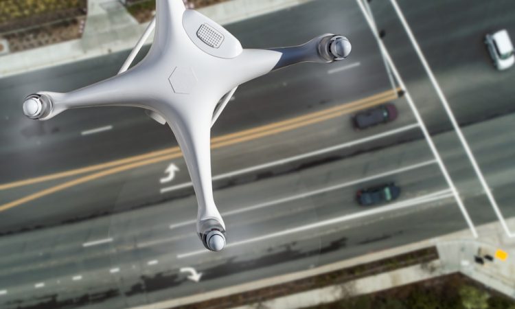 Comment la recherche sur la simulation d&rsquo;accident a aidé la FAA à assouplir les règles sur les vols de drones au-dessus de véhicules en mouvement