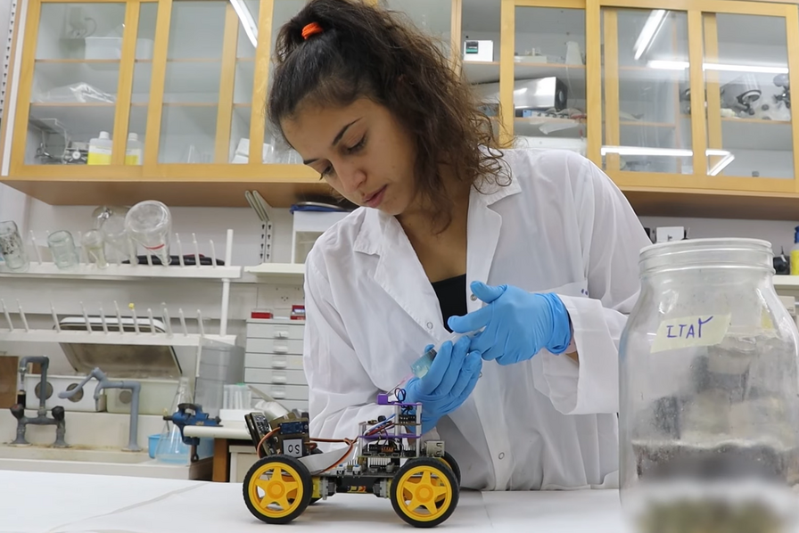 [L’instant tech] Doté d&rsquo;antennes de criquets et d&rsquo;intelligence artificielle, ce robot est doué d&rsquo;odorat