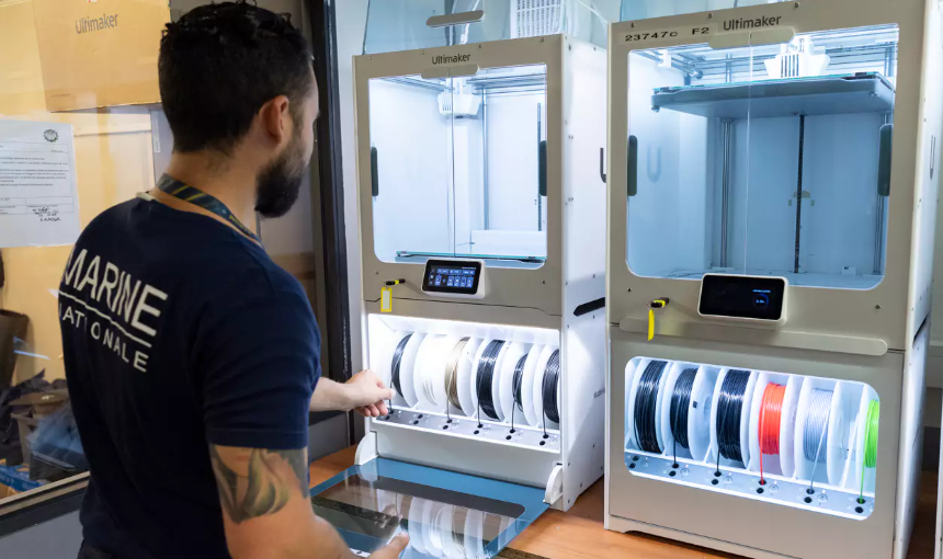 Comment la Marine nationale se sert de l&rsquo;impression 3D à Toulon pour remplacer des pièces défectueuses en pleine mer