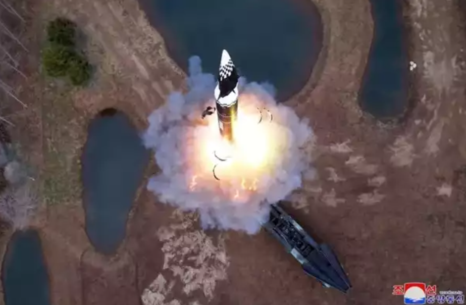 La Corée du Nord tire un missile équipé d&rsquo;un planeur hypersonique