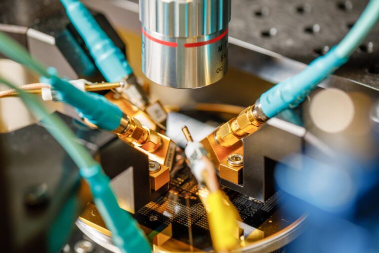 Et si vos écouteurs pouvaient faire tout ce que votre smartphone pourrait faire, mais mieux ? De nouveaux matériaux synthétiques pourraient rendre cela possible