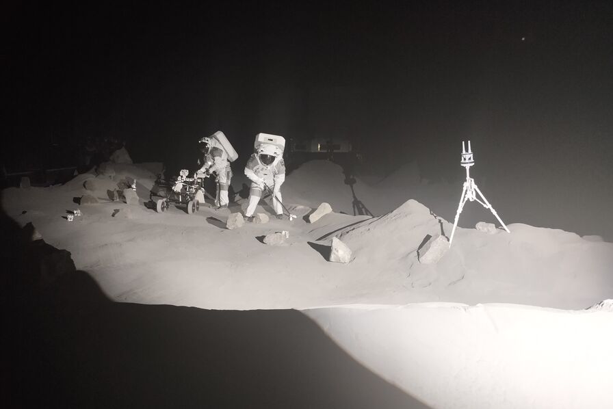 A Cologne, l’ESA reproduit un morceau de la Lune grandeur nature dans un hangar