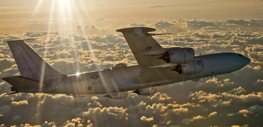 Survol surprise de l&rsquo;Europe par un E-6B Mercury américain : cet avion peut déclencher le feu nucléaire à lui tout seul !