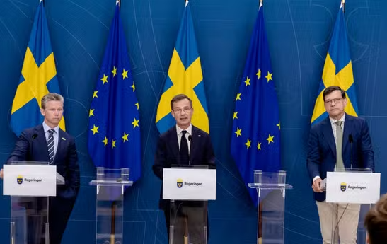 En Suède, la nonchalance surprenante du conseiller à la sécurité du premier ministre, qui oublie régulièrement des documents classifiés dans des lieux publics