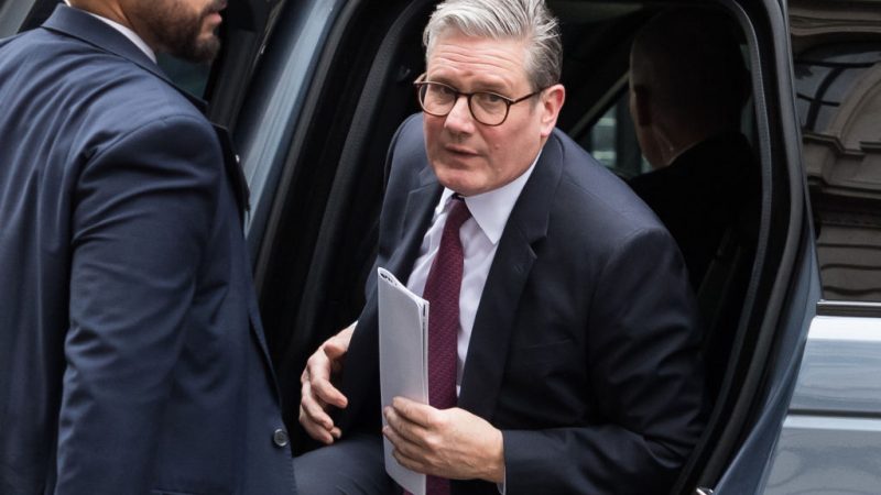 Les États-Unis doivent fournir un « filet de sécurité » à l’Ukraine, soutient Keir Starmer à Paris