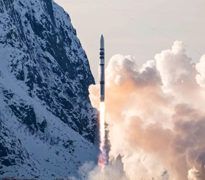 Impressionnante explosion en vol du microlanceur allemand Spectrum